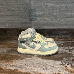 Nike High Top Sneakers Cream & Green Size 11 US Men Like New